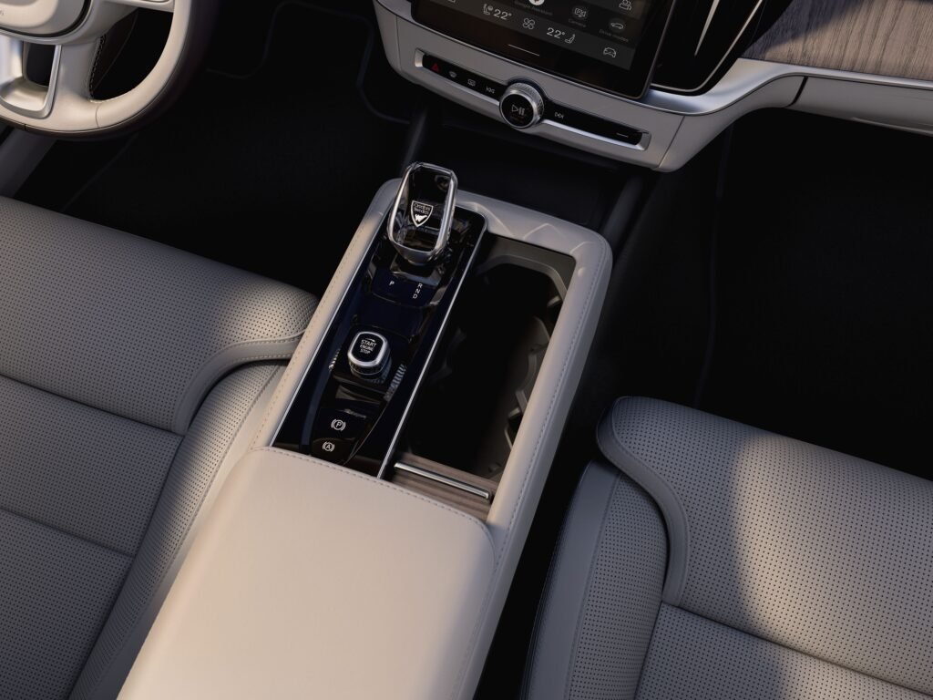 Jpg Full Bl109 Interior Center Console Open Phev Row